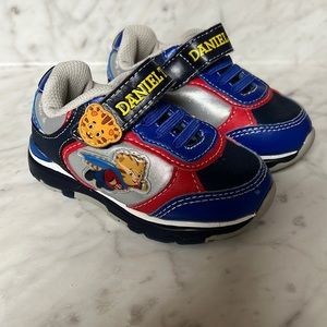 Daniel Tiger toddler light up shoes size 6